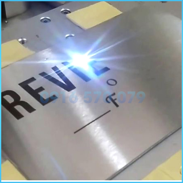 Khắc laser bảng kim loại